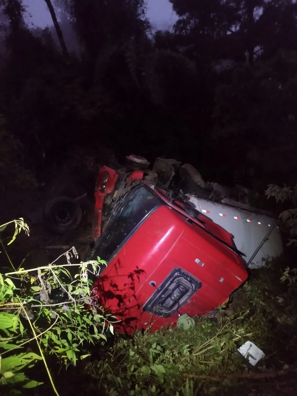 Caminhão tanque carregado de combustível capota em direção a um córrego a margem da rodovia em Presidente Nereu