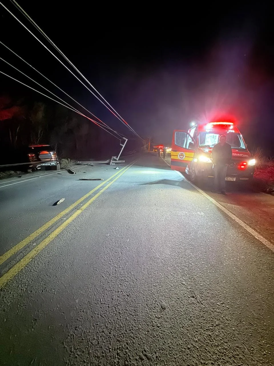 Carro sai da pista e colide em poste de energia, na SC- 114, em Pouso Redondo