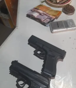 PM apreende moto adulterada e prende dupla por tráfico de drogas, em Alfredo Wagner