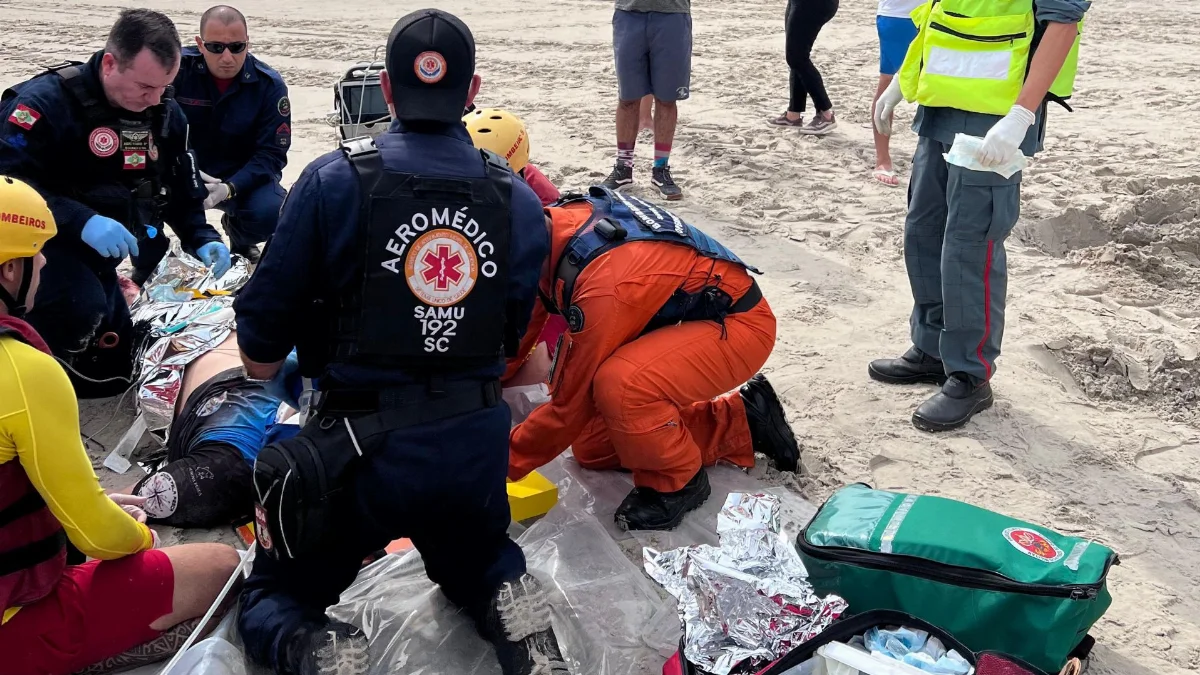 Jovem tem rosto prensado por embarcação e é socorrido de helicóptero em praia de SC