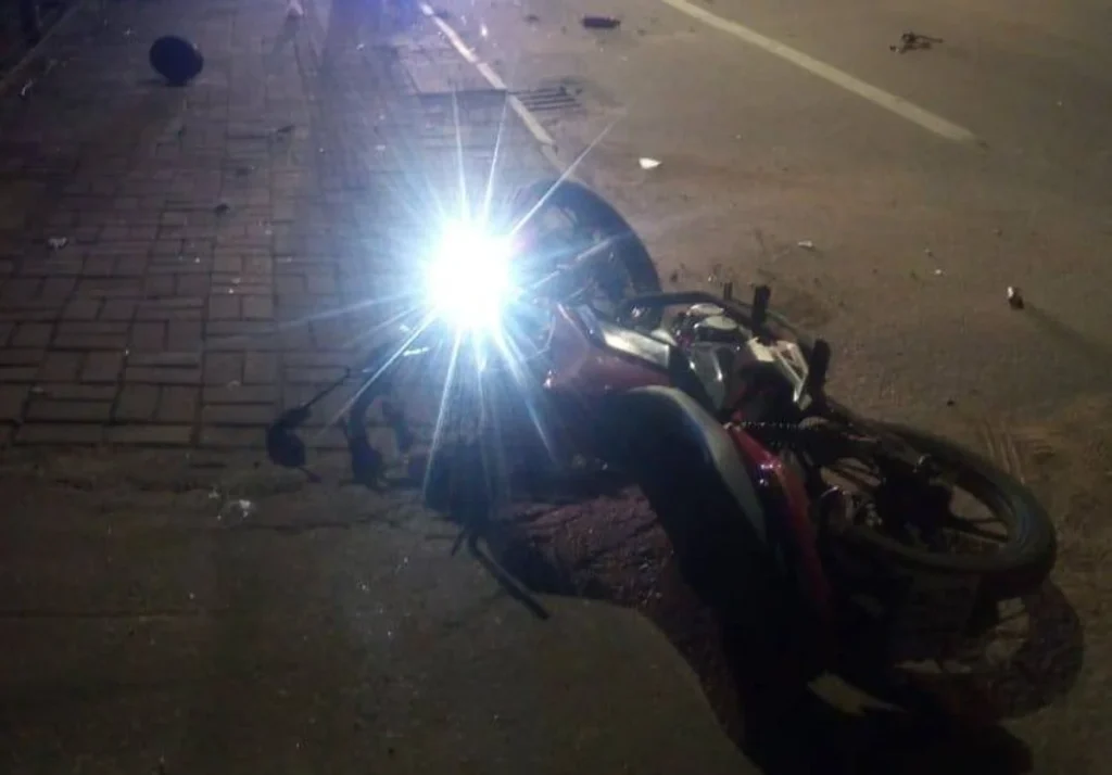 Adolescente fica gravemente ferido após colidir moto contra poste, em Lontras