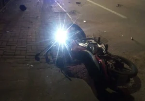 Adolescente fica gravemente ferido após colidir moto contra poste, em Lontras