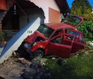 Casal de idosos fica ferido após carro atingir casa, em Rio Negrinho