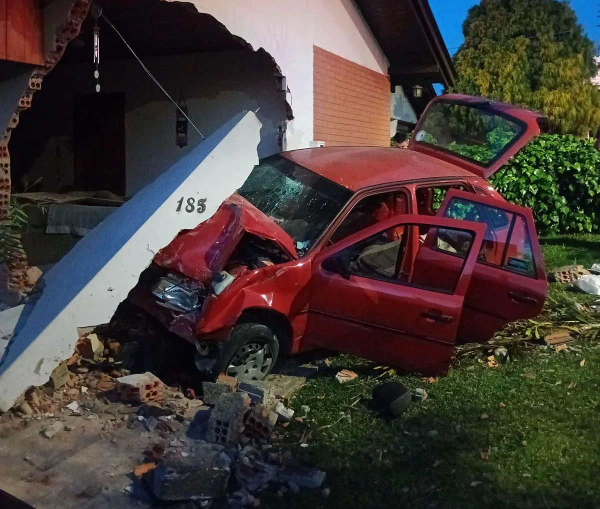 Casal de idosos fica ferido após carro atingir casa, em Rio Negrinho