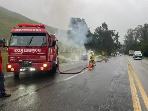 Veículo pega fogo na Serra São Miguel, em Ibirama