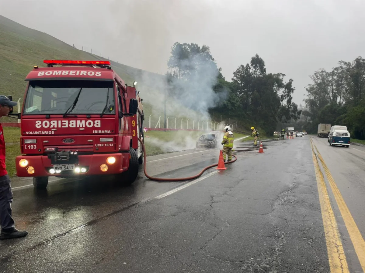 Veículo pega fogo na Serra São Miguel, em Ibirama