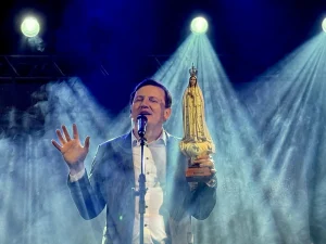 Padre Ezequiel emociona público em show na cidade de Salete