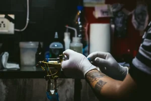 Tatuador é condenado por lesão corporal após tatuar menor sem consentimento dos pais