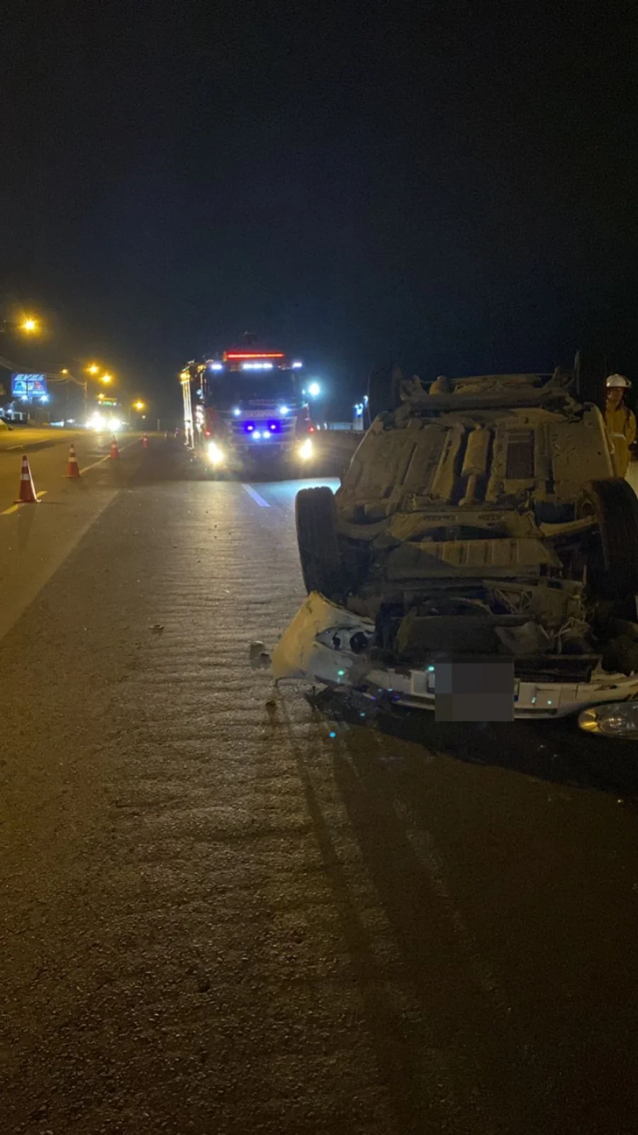 Veículo capota em acidente com caminhão na BR-470, em Indaial