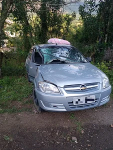 Veículo colide em árvore em Apiúna