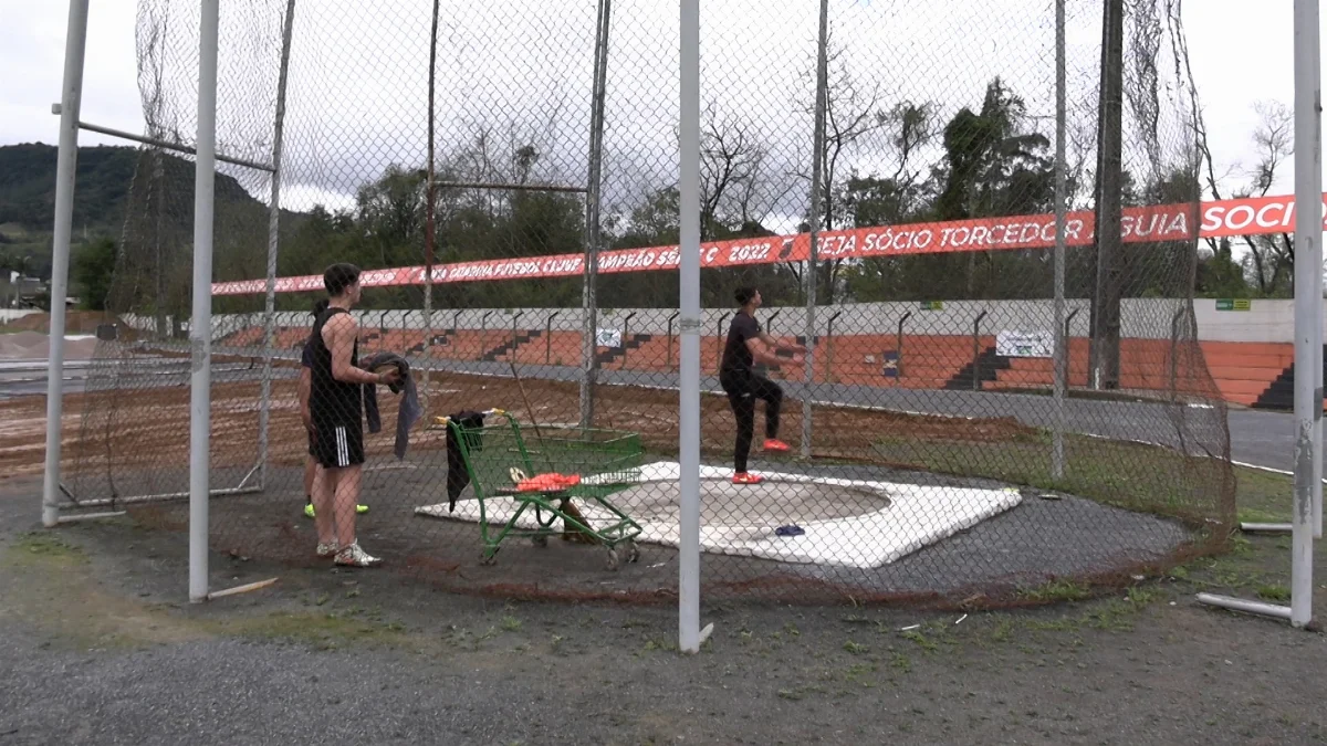 Atletismo de Rio do Sul é afetado pela troca do gramado do Alfredão