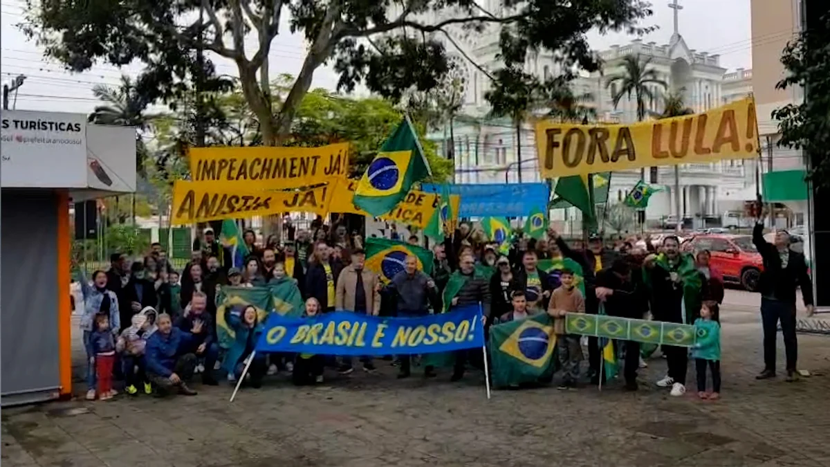 Apoiadores do ex-presidente Bolsonaro se reúnem em ato na praça
