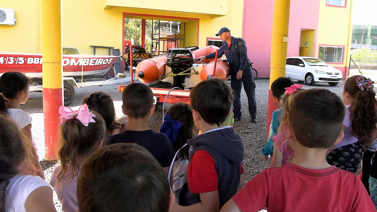 Alunos de Agrolândia visitam os bombeiros, em Trombudo Central
