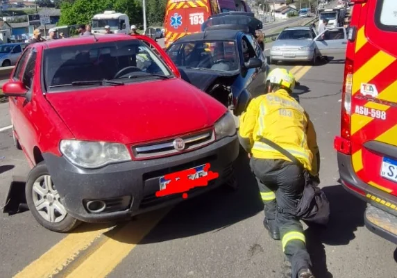 Colisão entre dois veículos deixa duas mulheres feridas na BR-282