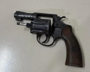 Homem é preso após ameaçar clientes com revólver em bar em Indaial