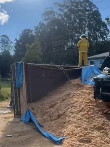 Duas pessoas ficam feridas em acidente envolvendo carreta, caminhão e carro na BR-470 em Rodeio
