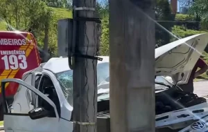 Motorista perde controle e colide carro contra árvore e poste, em Atalanta