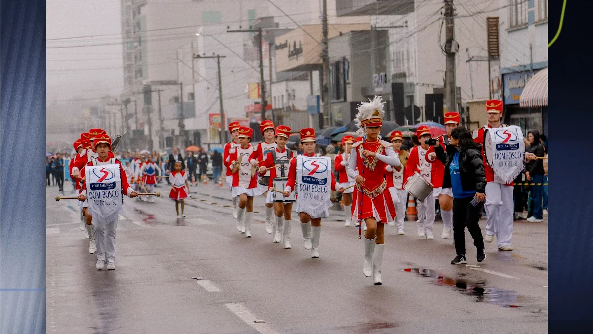 Mesmo com garoa, desfile cívico movimenta Alameda Aristiliano Ramos