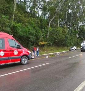 Motociclista fica ferido em acidente na BR-470, em Lontras