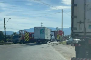 Ciclista fica gravemente ferido em acidente com caminhão na BR-470, em Ascurra