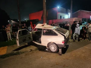 Motorista de 19 anos e outras três pessoas ficam feridas após colisão contra poste