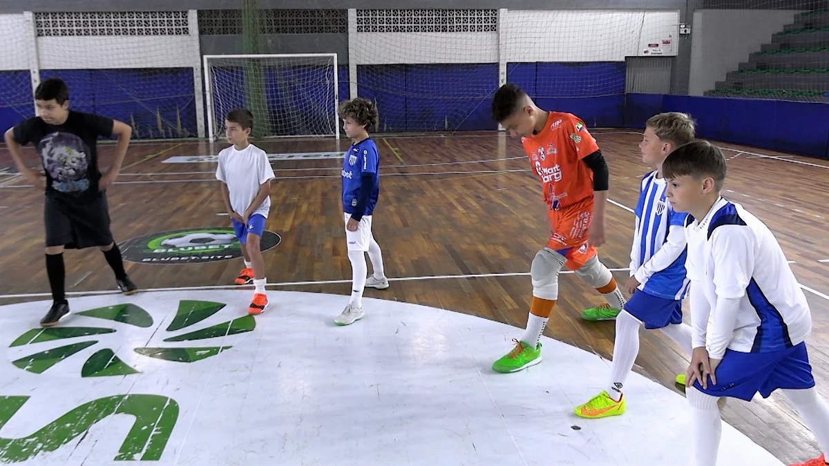 Escolinha de futebol tem foco em dar oportunidades