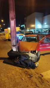 Homem é preso por dirigir sob efeito de álcool e drogas após colidir contra poste, em Indaial