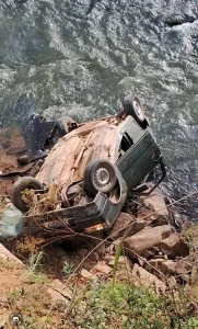 Homem fica gravemente ferido após queda de veículo em ribanceira, no interior de Apiúna