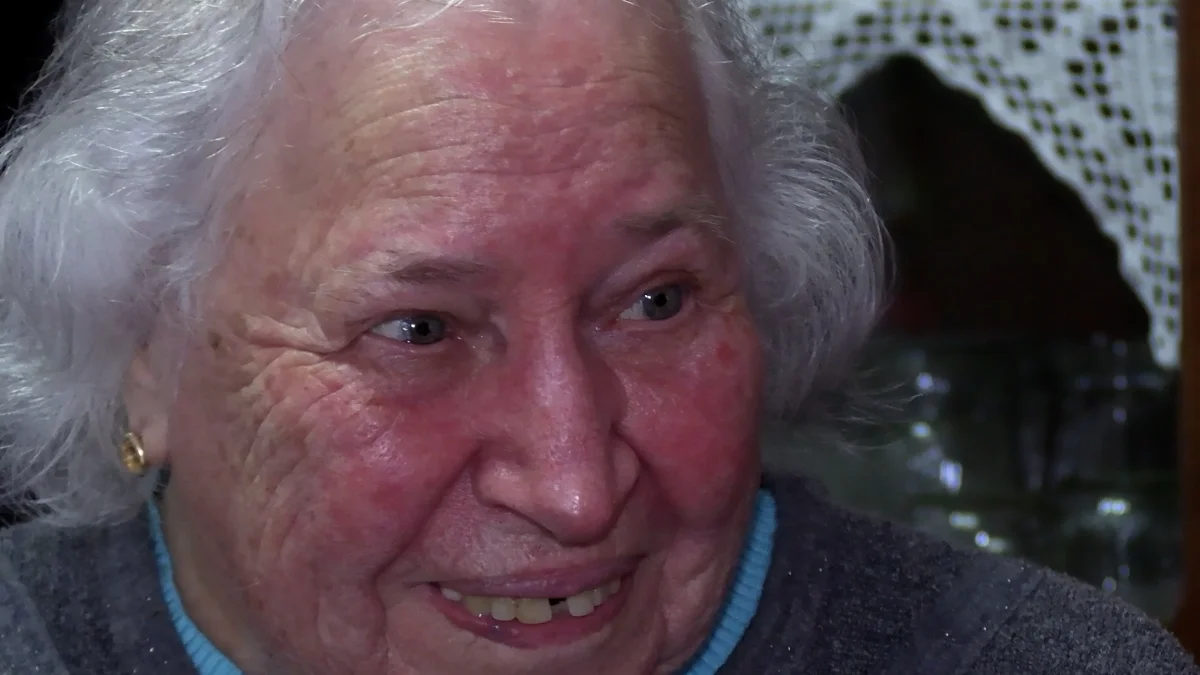 Dona Iracy, de 84 anos, decide estudar inglês por aplicativo, em Ituporanga