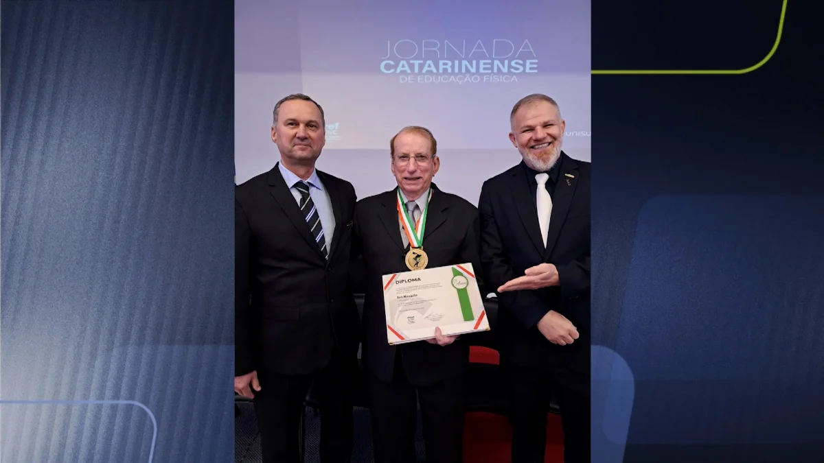Ivo Nazário é homenageado pelo CREF/SC por trabalho no esporte