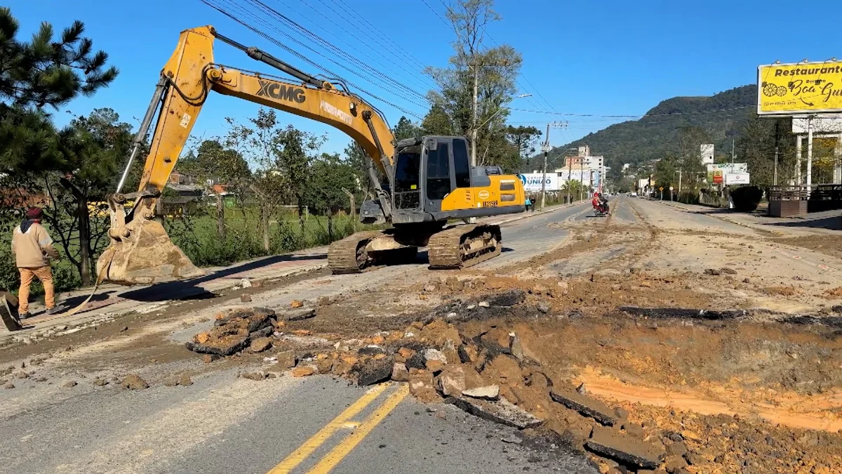 Avenida Jorge Lacerda é fechada para obras de macrodrenagem
