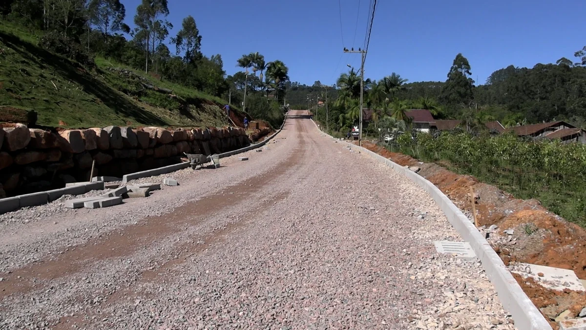 Braço Laurentino e Ribeirão Basílio terão trechos pavimentados