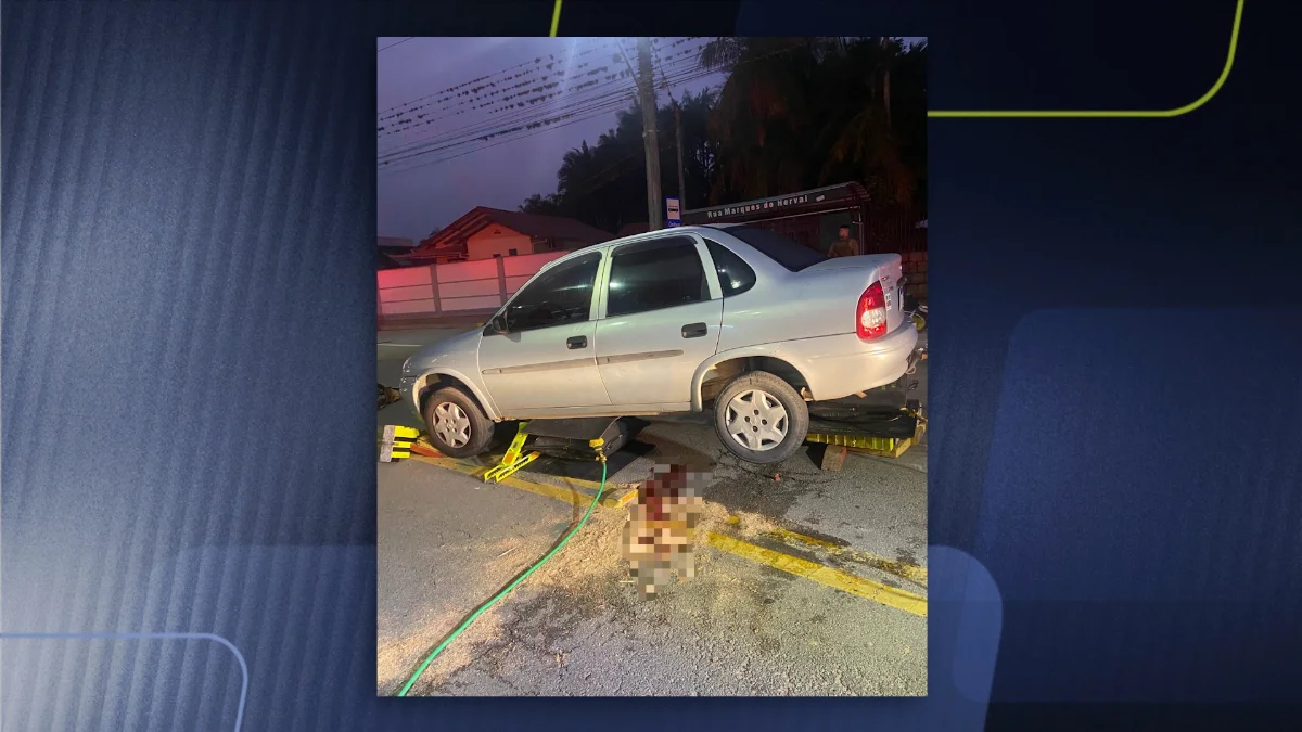 Mulher que seguia de bicicleta é atingida por carro e não resiste