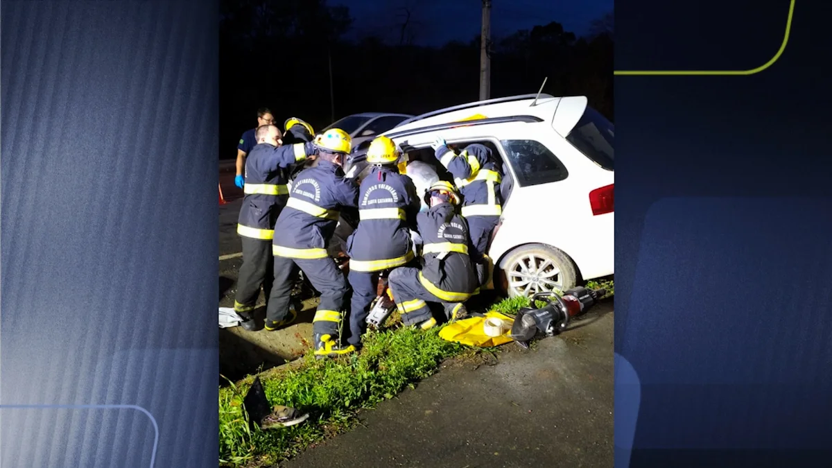 Duas pessoas morrem em colisão entre carros, em Indaial