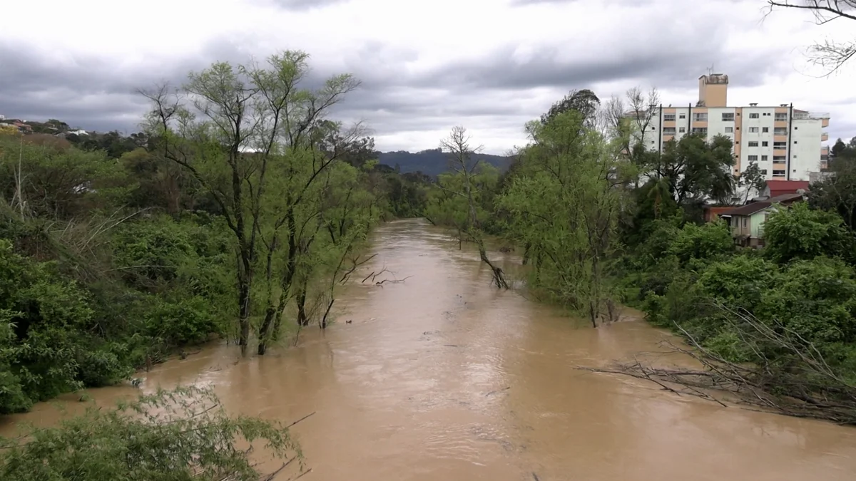 Rio Itajaí-Açu está acima dos cinco metros, em Rio do Sul