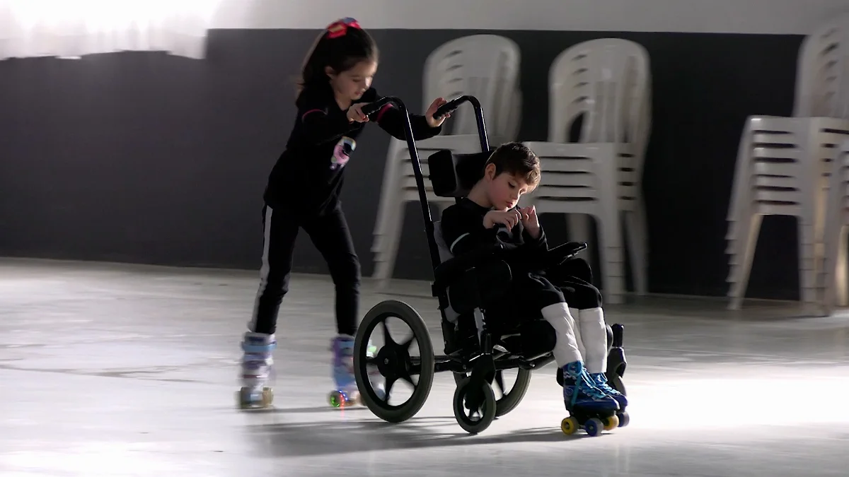 Em Atalanta, menino cadeirante participa de grupo de patinação