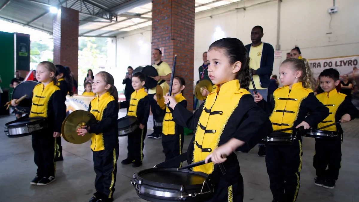 Em Ibirama, estudantes prestam homenagem em solenidade