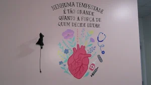 Pintura voluntária transforma local do sino da vitória na oncologia
