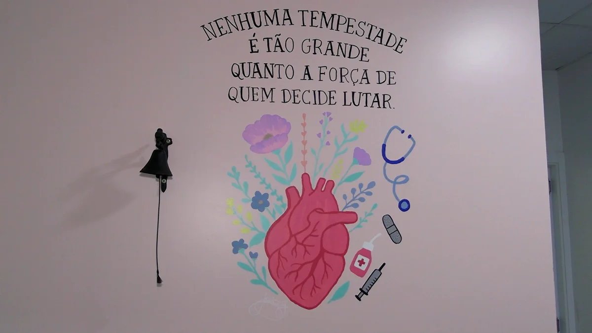 Pintura voluntária transforma local do sino da vitória na oncologia