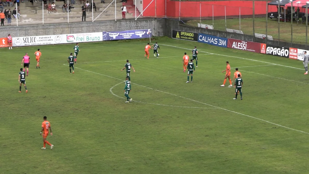Santa e Chape ficam no empate em jogo com muita chuva