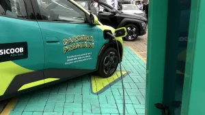 Sicoob Alto Vale realiza evento para falar de carros elétricos