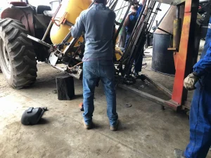 Tanque pulverizador cai sobre funcionário de empresa em Bom Retiro