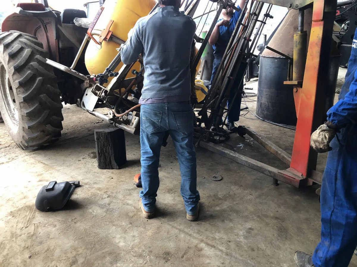 Tanque pulverizador cai sobre funcionário de empresa em Bom Retiro