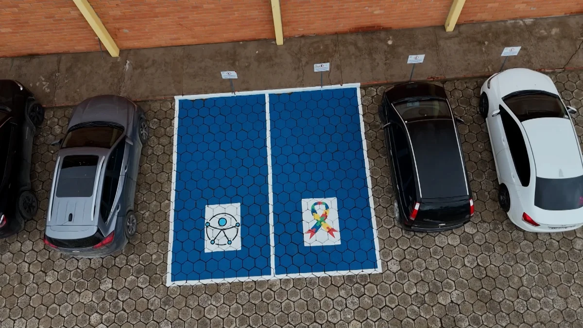 Escola implanta vagas de estacionamento para pessoas com autismo