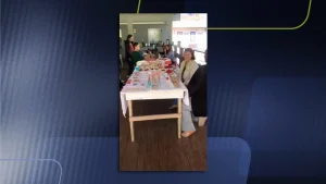 Servidores da prefeitura recebem vale para comprarem na feira municipal