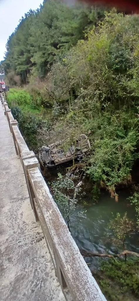 Veículo bate contra guarda-corpo de ponte e cai na margem de rio, em Otacílio Costa