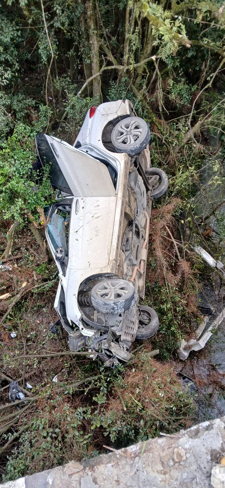 Veículo bate contra guarda-corpo de ponte e cai na margem de rio, em Otacílio Costa
