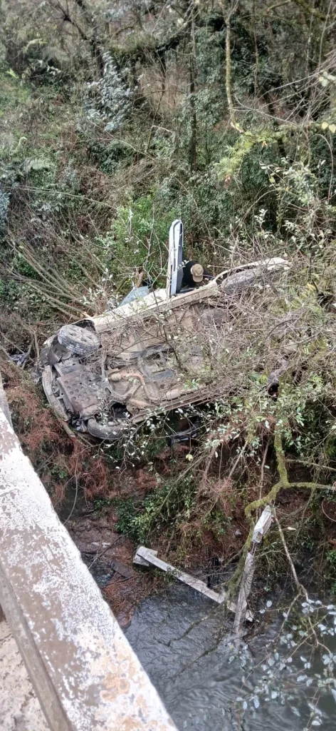 Veículo bate contra guarda-corpo de ponte e cai na margem de rio, em Otacílio Costa
