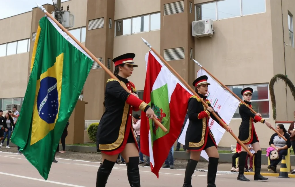 Plantio de árvores nativas inicia arborização planejada no bairro Jardim América, em Rio do Sul