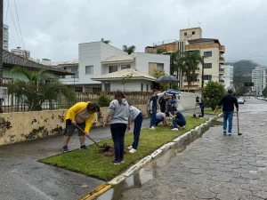 Plantio de árvores nativas inicia arborização planejada no bairro Jardim América, em Rio do Sul